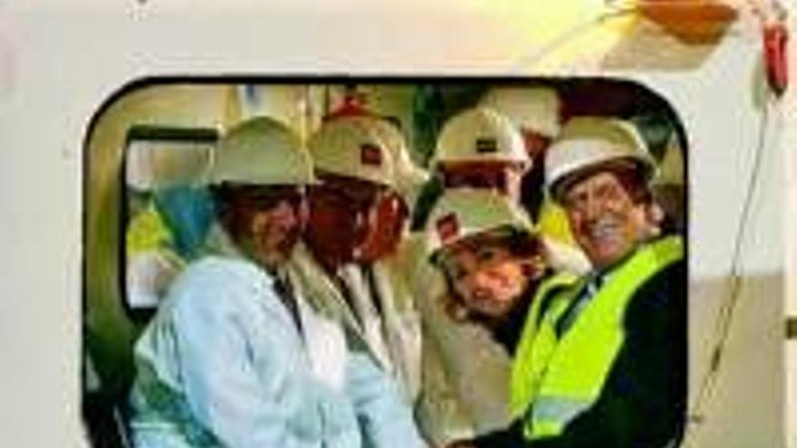 Juan Carlos: EL REY SE PONE EL CASCO DE OBRERO EN UNA VISITA AL METRO