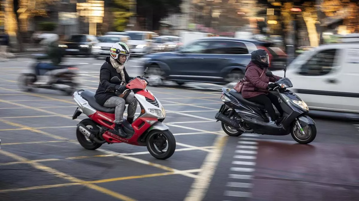 ¿Qué puede hacer un motorista y qué está prohibido? Los Mossos responden