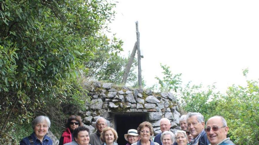 El grupo de Salas, a la salida de la cueva de Candamo.