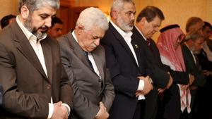 Ismail Haniyeh y Jaled Meshal, junto al presidente palestino Mahmud Abás.