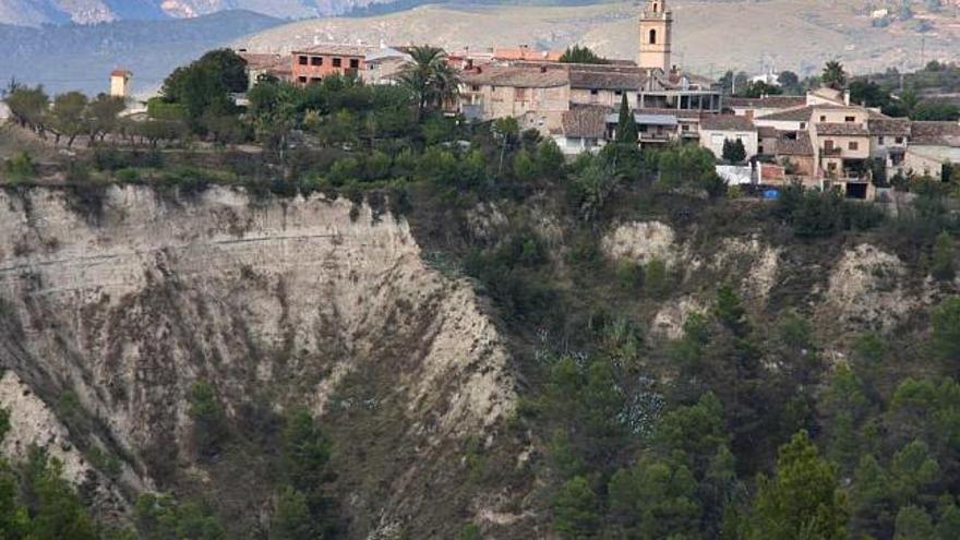 Imagen tomada ayer del barranco de Benillup, con las casas del pueblo a apenas diez metros del talud