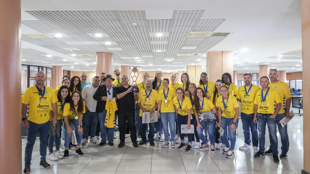 El Rocasa visita el periódico con su tercer trofeo de campeón europeo.