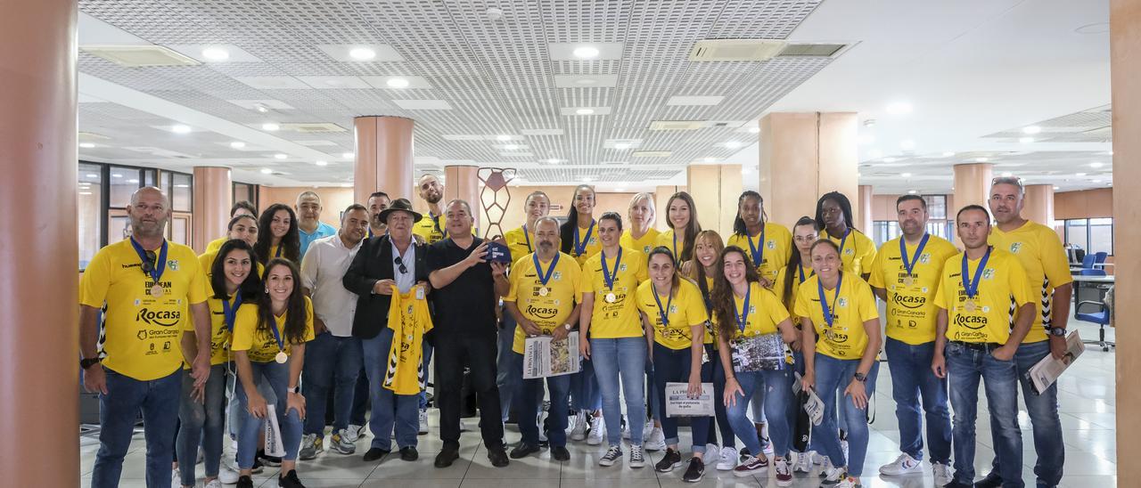 La plantilla del Rocasa visita LA PROVINCIA con su tercer trofeo continental