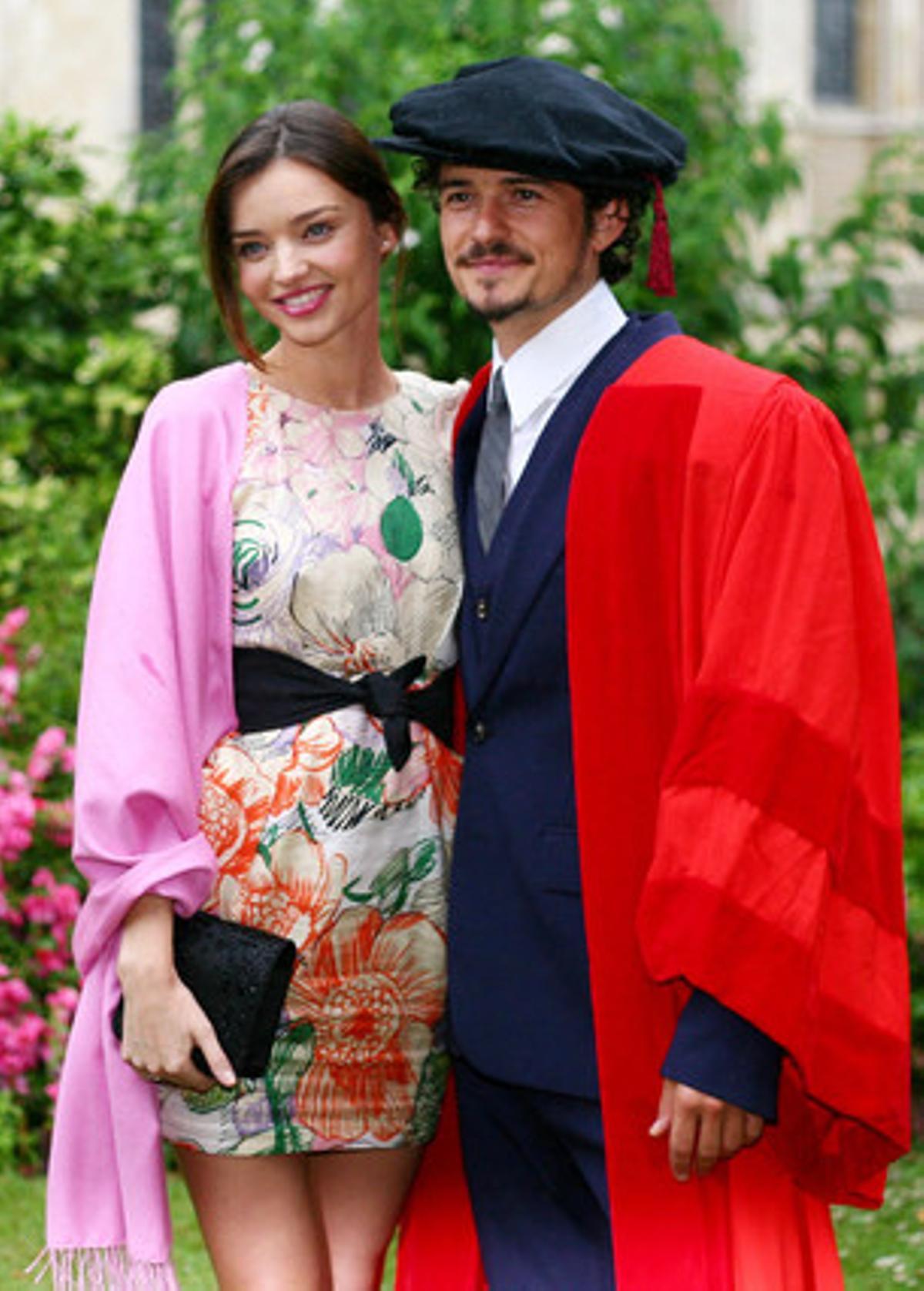 Miranda Kerr i Orlando Bloom posaven junts el mes passat en un acte a Canterbury quan l’actor va rebre el títol honorífic de la Universitat de Kent.