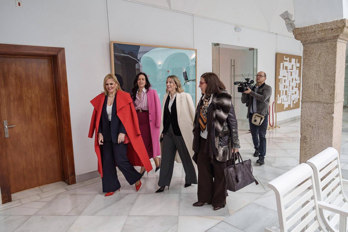 María Guardiola, junto a sus consejeras de Hacienda, Sanidad y Agricultura en la Asamblea de Extremadura.