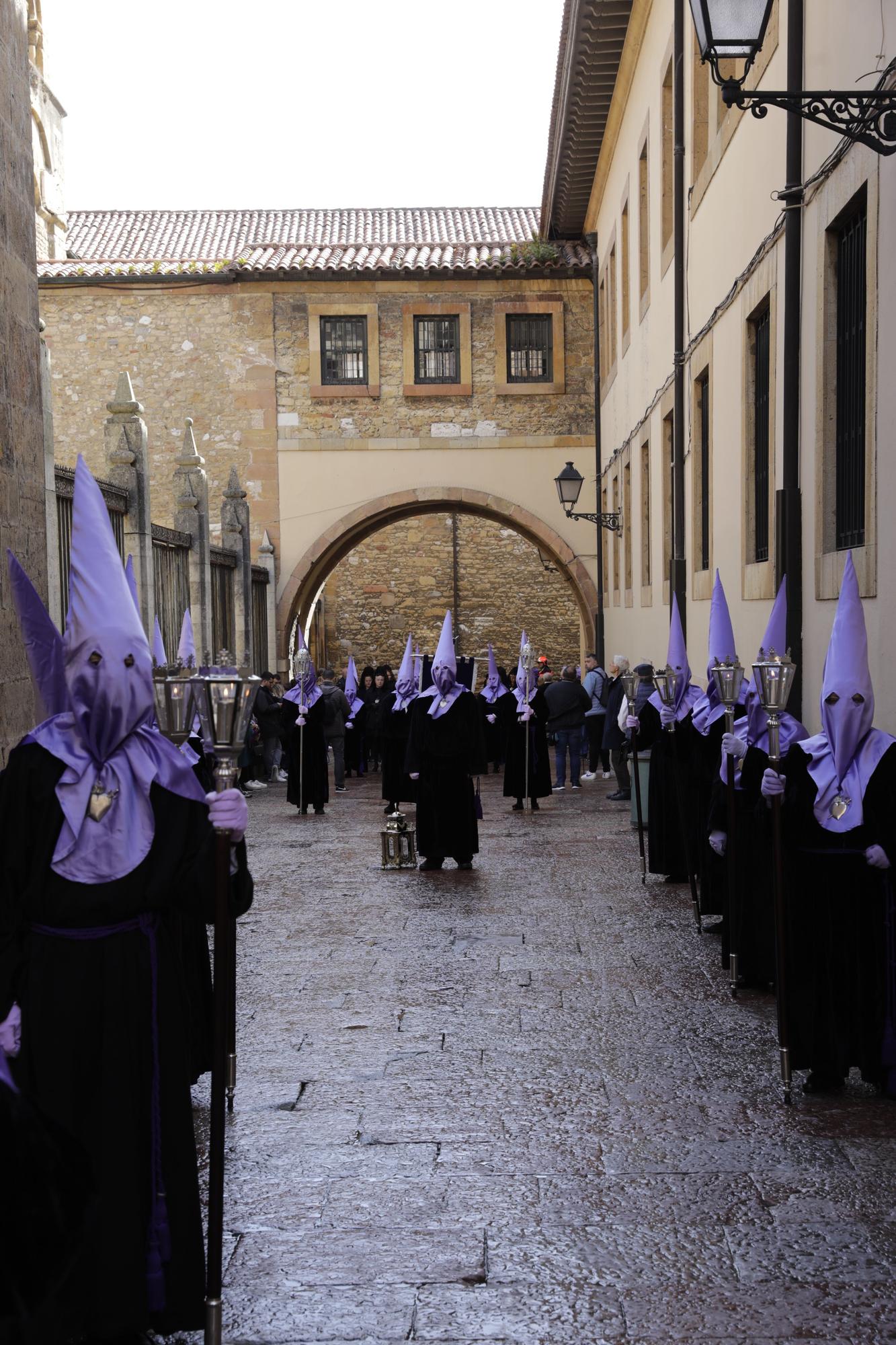 La Dolorosa atraviesa el Oviedo Antiguo: así fue la procesión de la Soledad