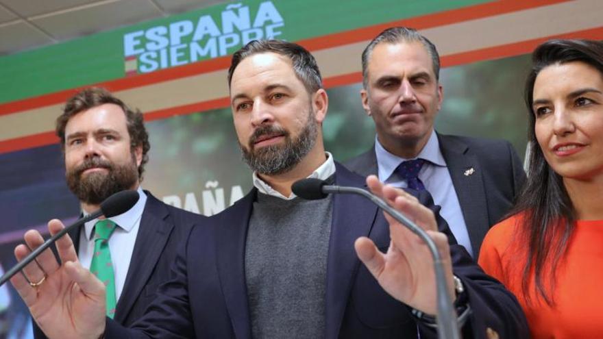 Abascal junto a Espinosa de los Monteros,  Ortega Smith y Monasterio.