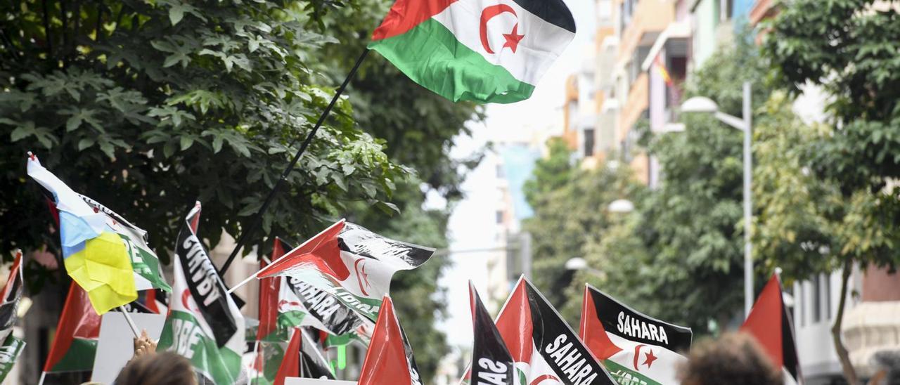 Protesta de saharauis y simpatizantes en la capital grancanaria frente al Consulado de Marruecos. | | JUAN CASTRO