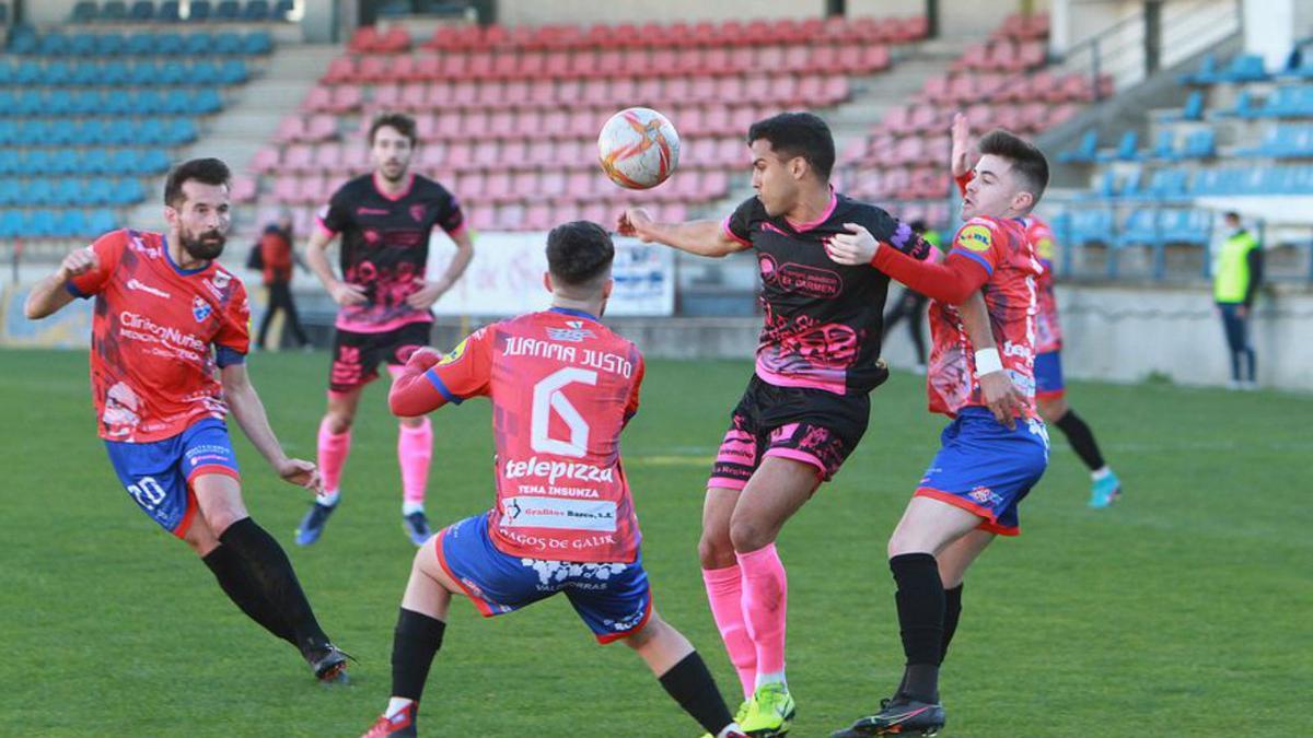 Barquenses y pontinos peleando por el control del balón. |  // I. OSORIO