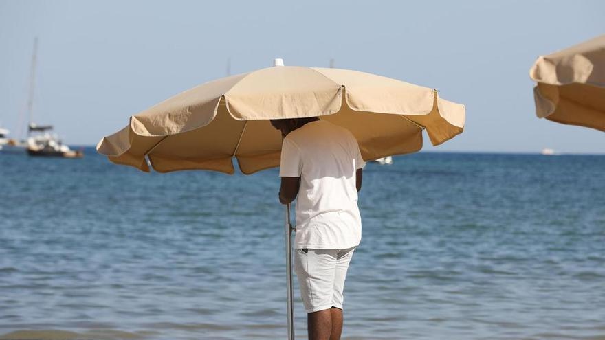 Las playas de Formentera inauguran temporada sin sombrillas ni tumbonas