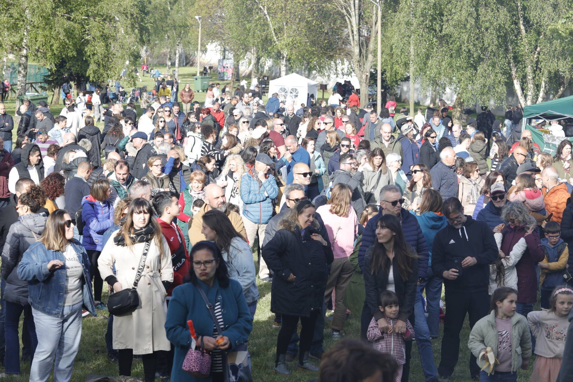 Chupinazo festivo en Trasona: ambiente en Overo