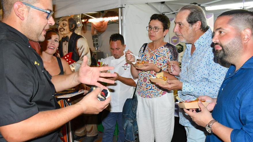 Jurado profesional con el chef Juanlu a la cabeza durante la prueba de las tapas de la zona gastrono?mica para el concurso &#039;Mejor Tapa&#039;