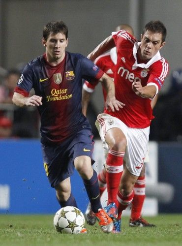 Lionel Messi controla el balón frente a Jardel