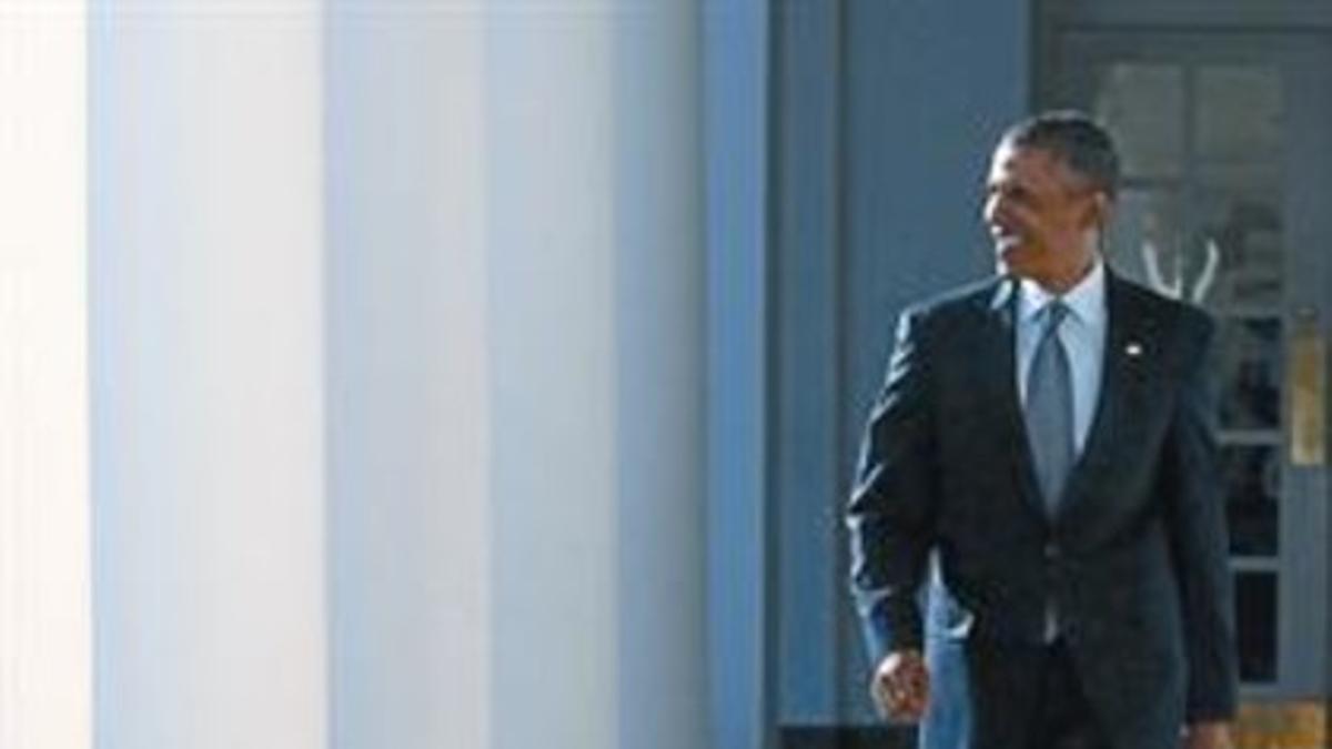 Barack Obama camina por los porches de la Casa Blanca, ayer.