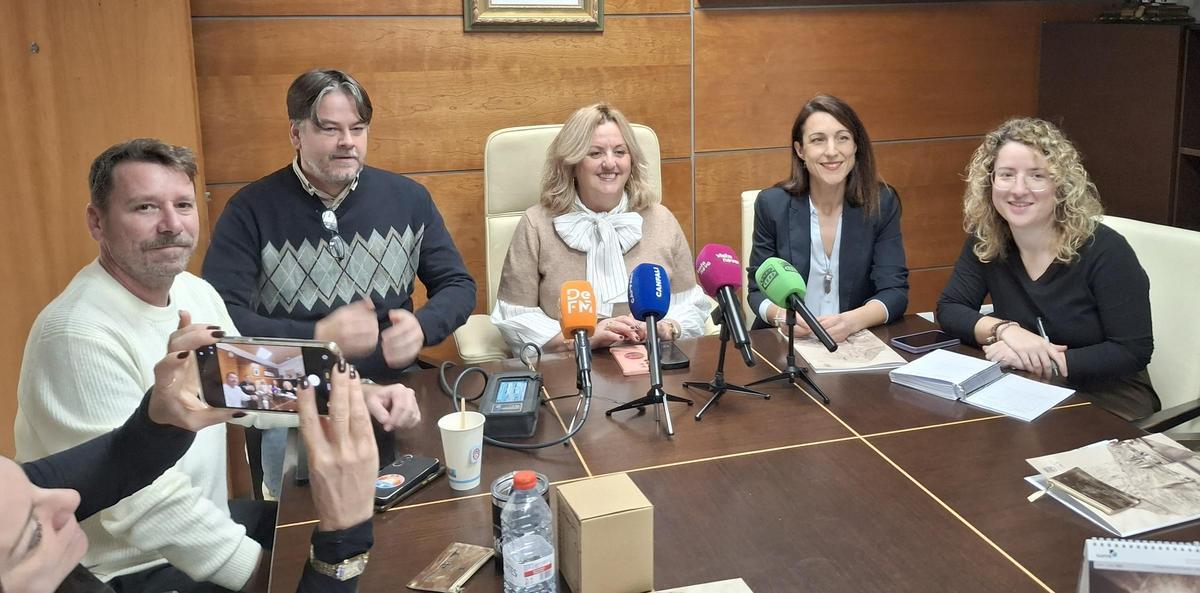 Pere Moll, Marco Bittner, la alcaldesa, Rebeca Merchán y Mireia Ripoll