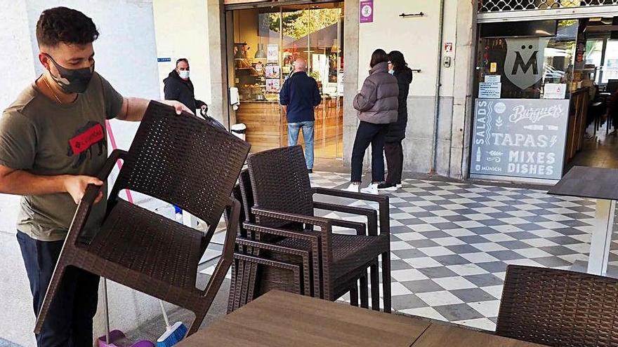 Restaurants de Girona preparant-se ahir per poder tornar a obrir portes dilluns.