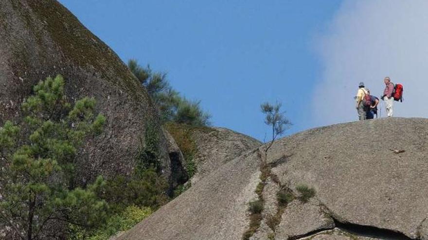 Tres montañeros en el Faro de Budiño.  // FdV