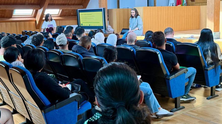 Una treintena de extranjeros acude a la convocatoria sobre la regularización en A Estrada