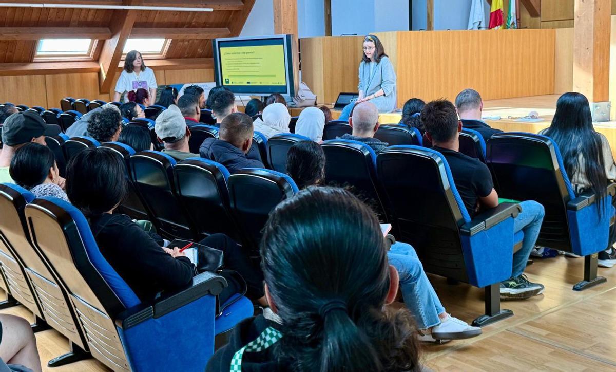 Asistentes a la convocatoria, este miércoles en el salón de plenos del consistorio estradense. |