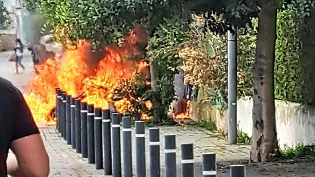 El incendio de tres contenedores en Sant Antoni