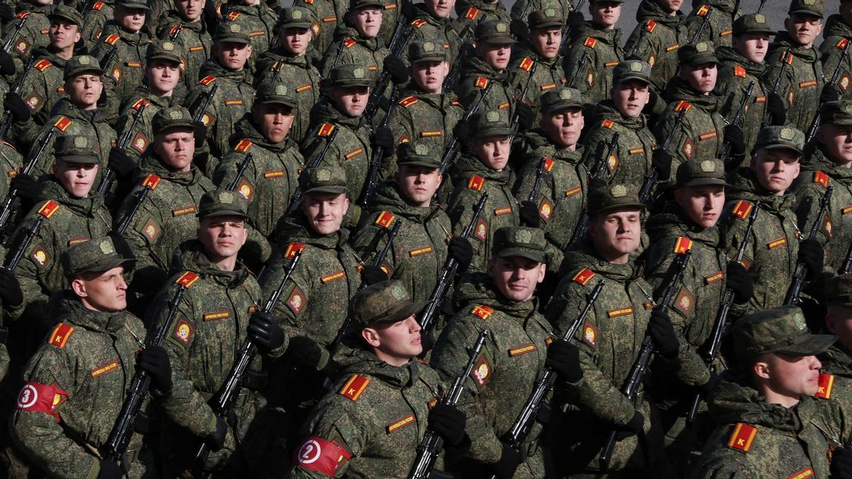 Soldados rusos participan en un ensayo para el desfile del Día de la Victoria, que marca el aniversario de la victoria sobre la Alemania nazi en la Segunda Guerra Mundial, en San Petersburgo, Rusia, el 28 de abril de 2022.