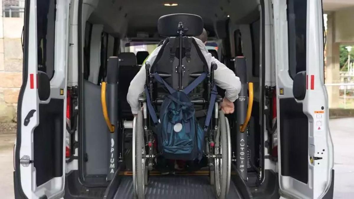 Una persona en silla de ruedas en un vehículo adaptado.