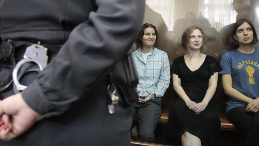 Las tres miembros de Pussy Riot durante el juicio.