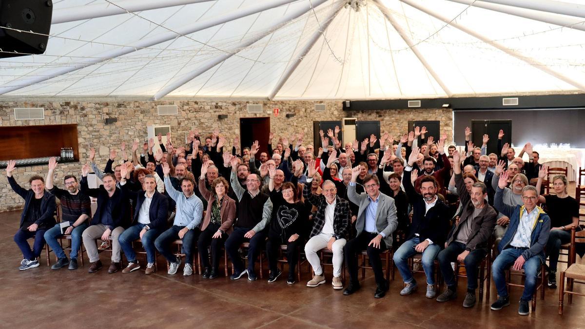 Assistents a la reunió manifestant el seu suport inicial a la plataforma