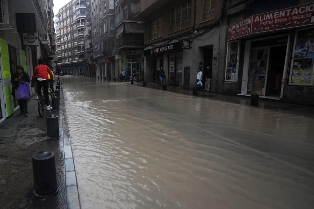 Revienta una tubería en el centro de Murcia