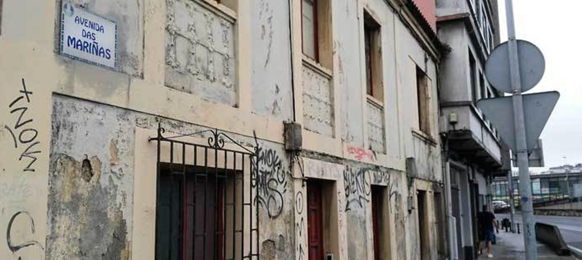 Denuncian que seis personas okupan tres casas abandonadas en Perillo