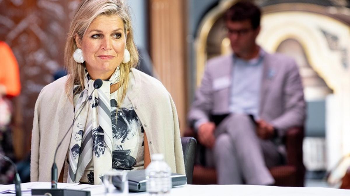 Máxima de Holanda combina su vestido de invitada con un cárdigan