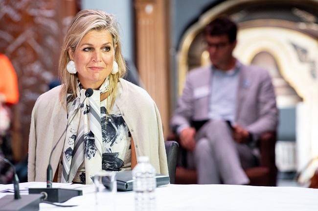 Máxima de Holanda combina su vestido de invitada con un cárdigan