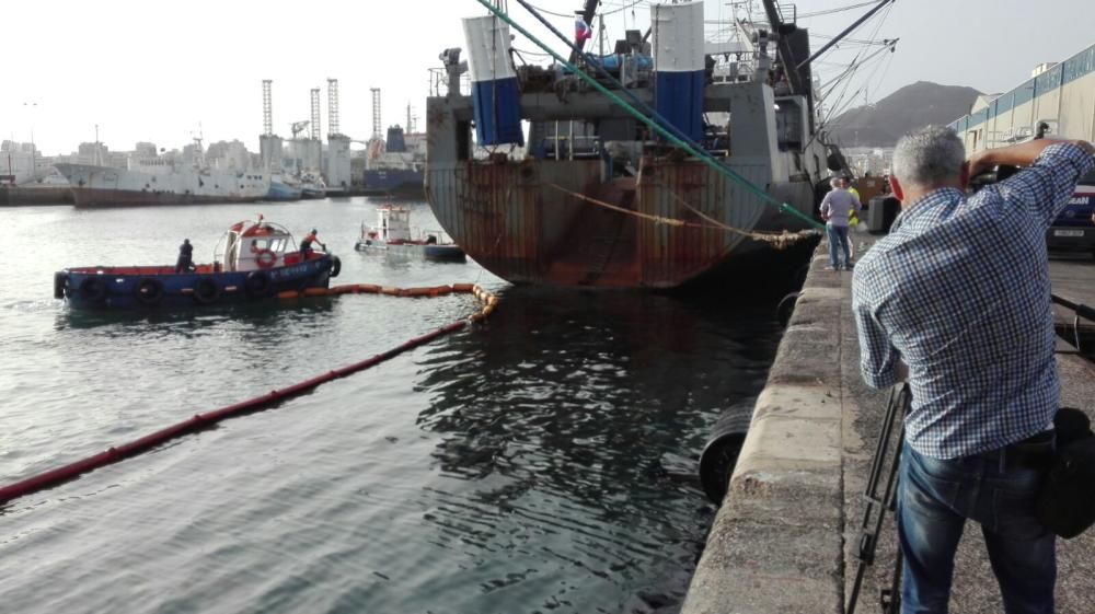 Labores de limpieza del vertido de fuel