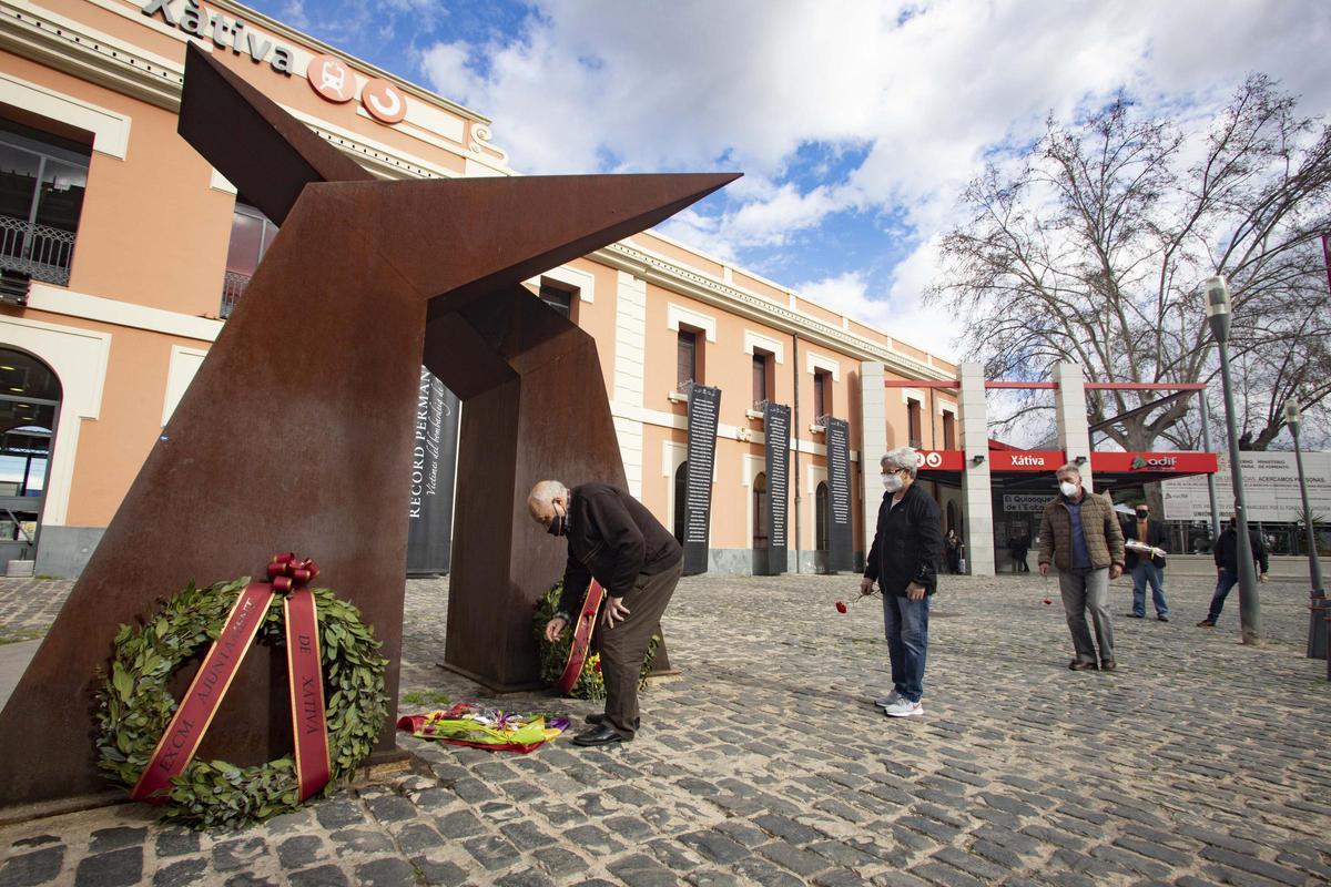 Homenaje a los fallecidos en el bombardeo de la estacion de Xàtiva, en una imagen de archivo.
