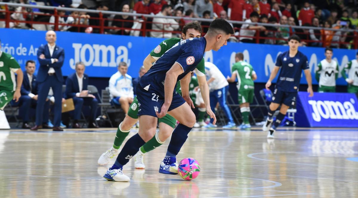 Carlos Gómez busca a un compañero.