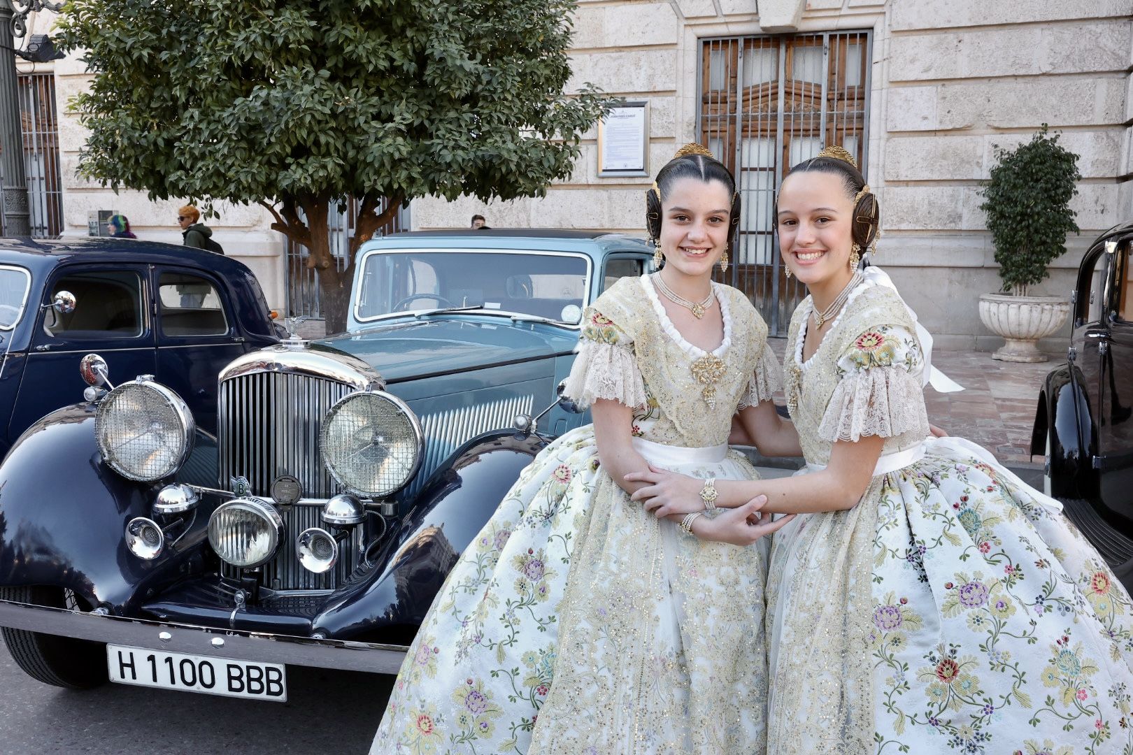 Falleras en "cotxes de l'Antigor" camino de su gran cita