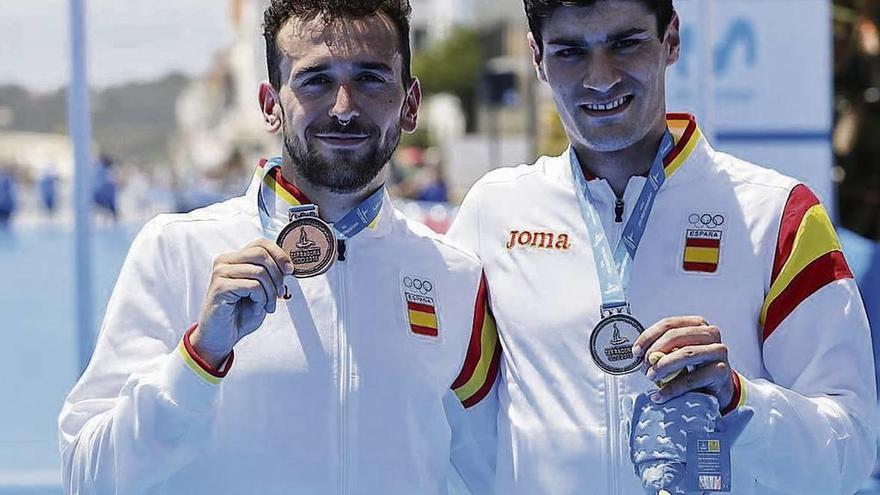 Antonio Benito (bronce) y Antonio Serrat (plata), ayer en el podio de los Juegos del Mediterráneo. // Fetri