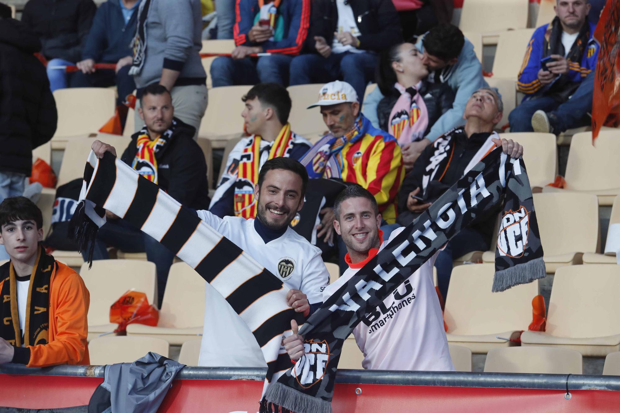 La afición valencianista llena de color el estadio de La cartuja