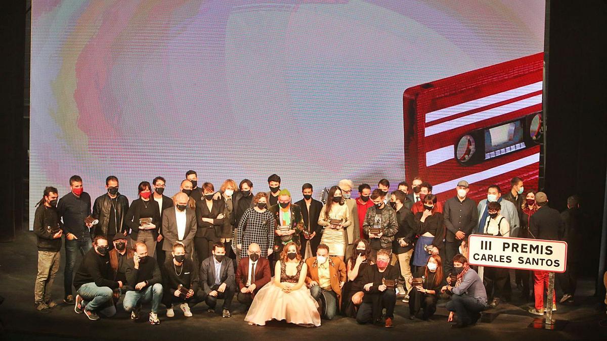 Foto de famila de los galardonados en los III Premis Carles Santos de la Música Valenciana, ayer, en el Teatro Principal de Alicante