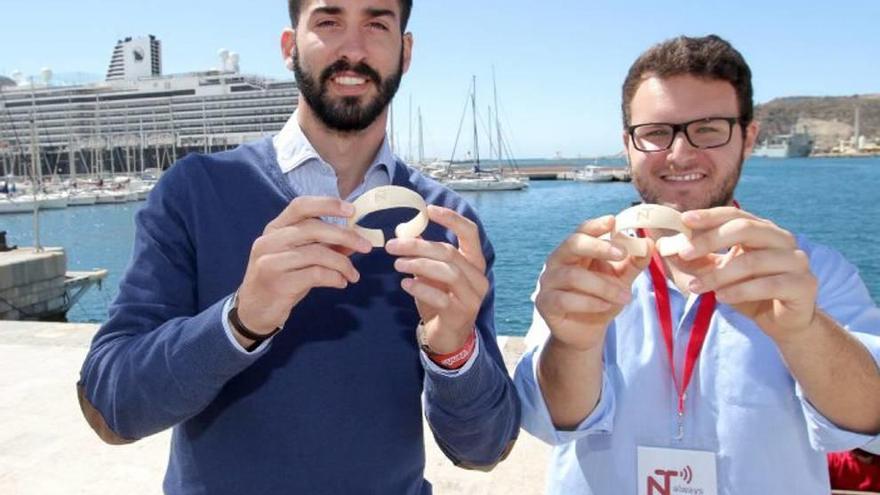 Torres (i) y Navarro, ayer con la ´pulsera habladora´.