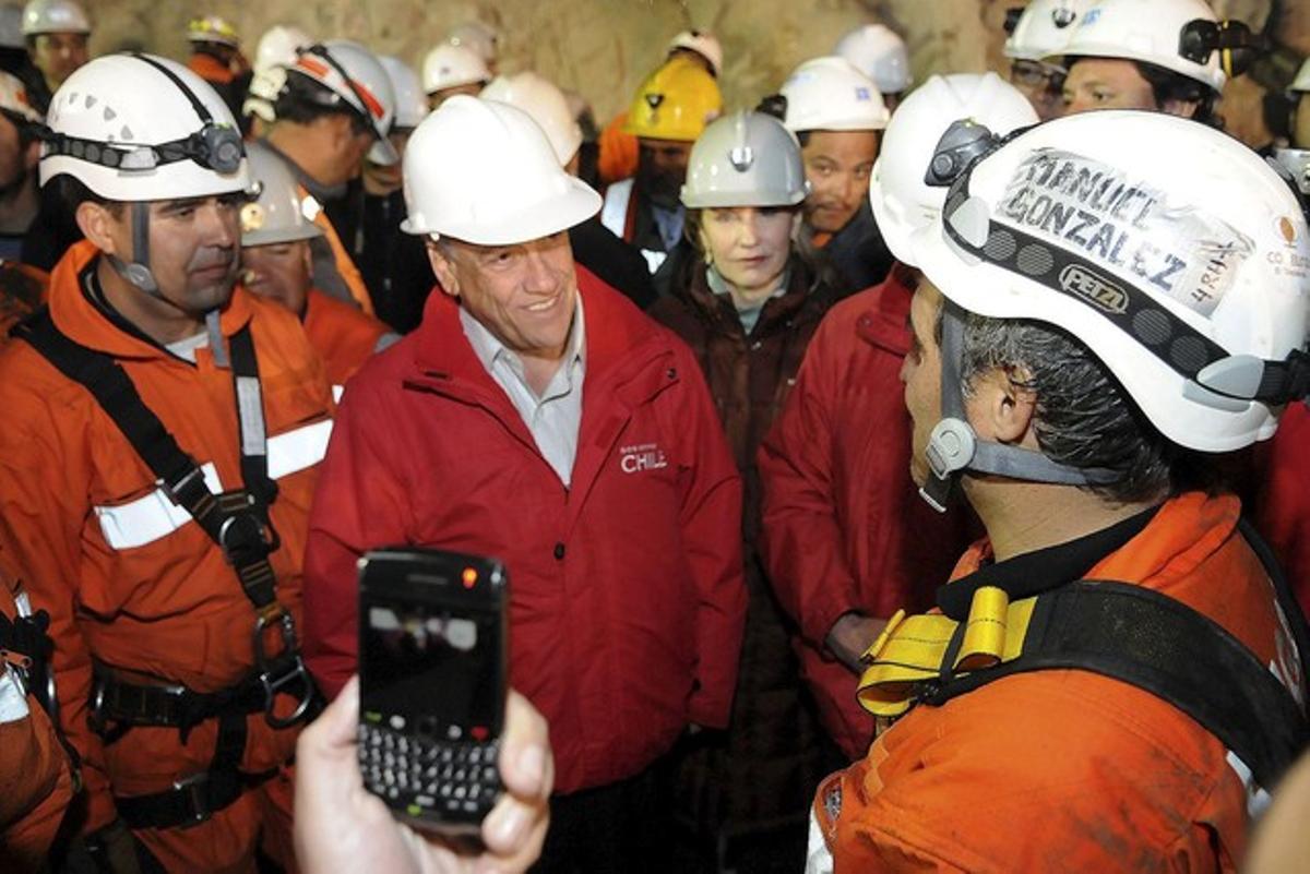 Piñera rep l’últim miner que va sortir de la mina, Manuel González, moment en què es van acabar les tasques de rescat.