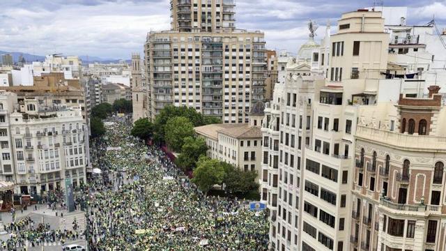 Imatge de la protesta a l’altura de la plaça de toros de València. | J. M. LÓPEZ