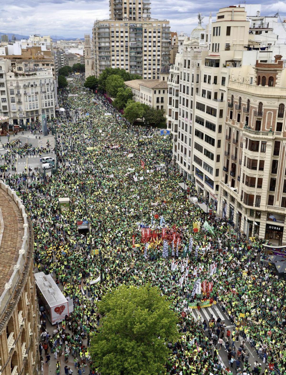 Una manifestació de 35.000 docents desborda el centre de València
