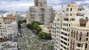 Una manifestació de 35.000 docents desborda el centre de València