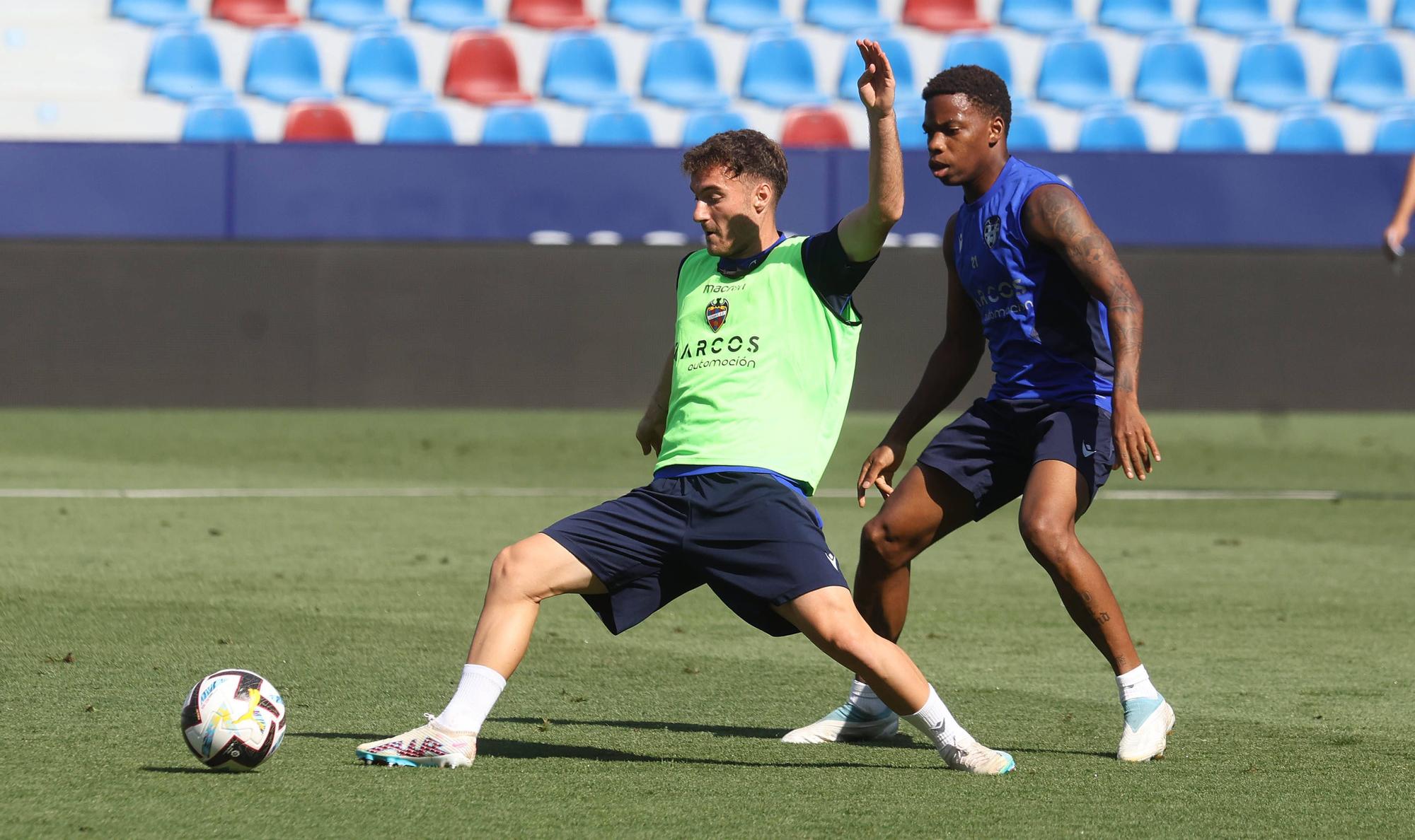 Ambiente de Primera en el entrenamiento a puertas abiertas