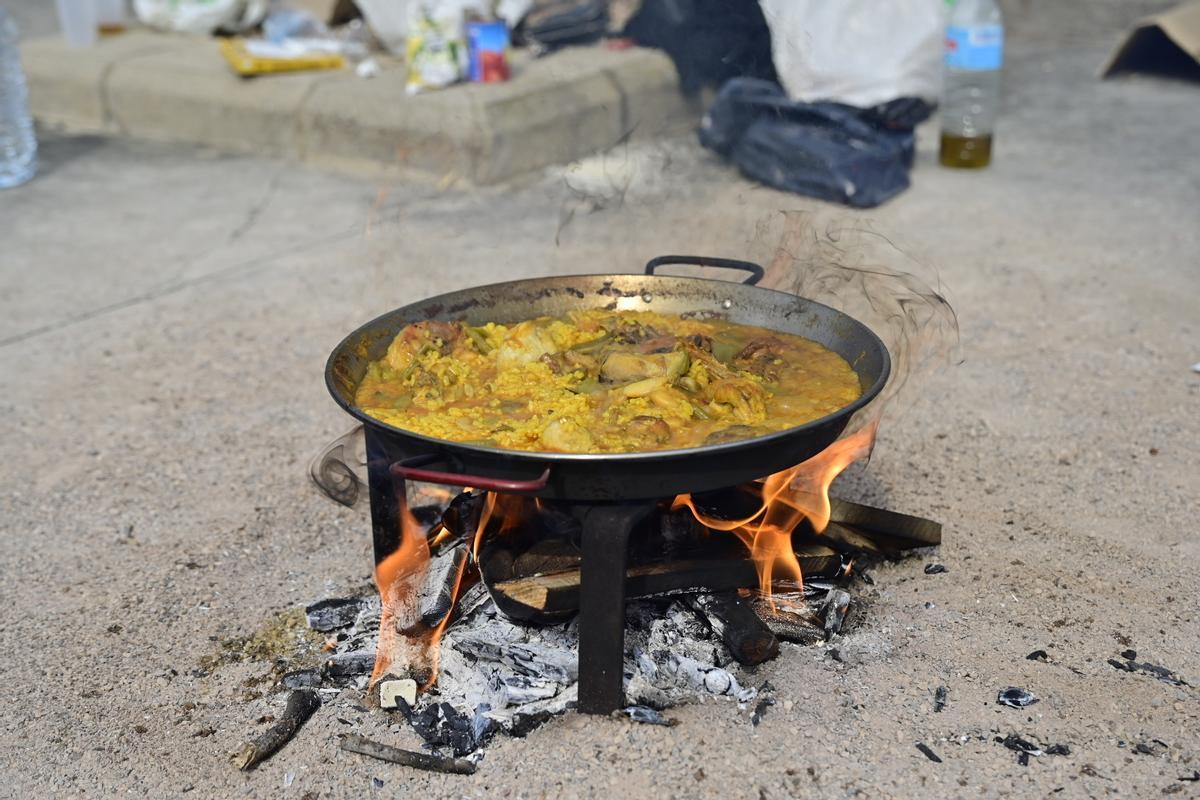 Elaboración de una paella, plato en el que el conejo ha ido perdiendo protagonismo.