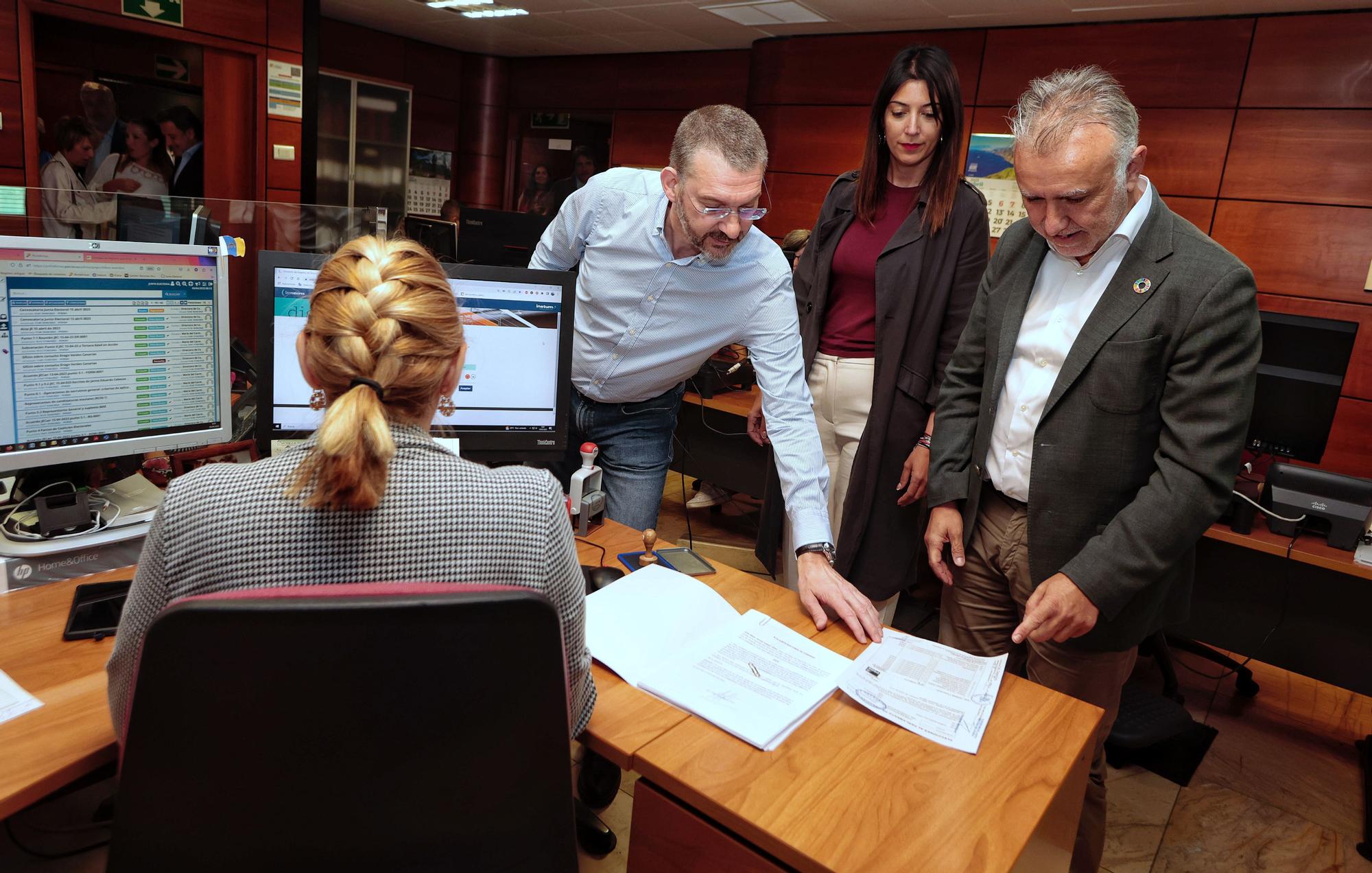 Torres registra su candidatura a la reelección como presidente de Canarias