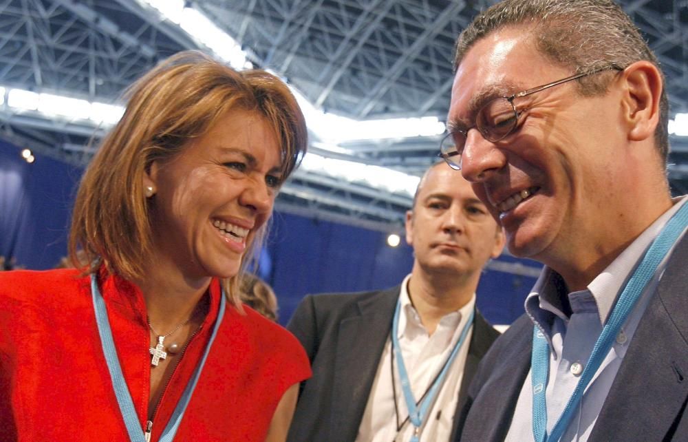 María Dolores de Cospedal bromea con Alberto Ruiz Gallardón en el Congreso Nacional del PP de 2008.