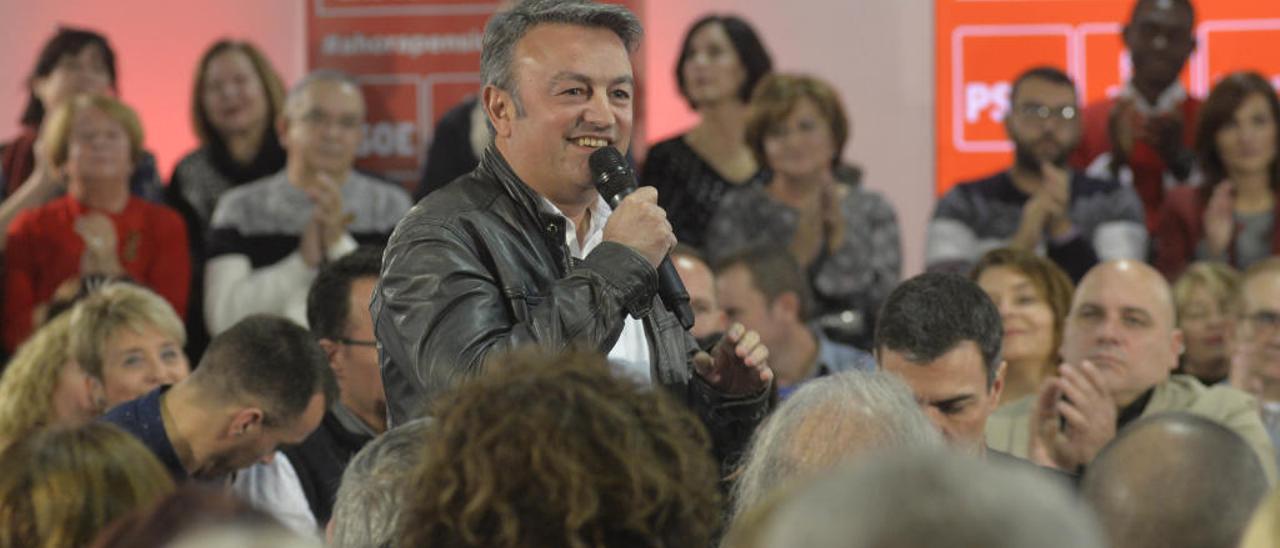 El socialista José Chulvi, durante un mitin reciente en Elche.