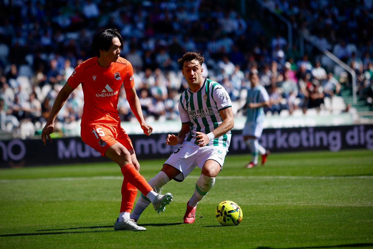 Mikel Goti presiona al realista Kita en un lance del pasado Córdoba CF-Real Sociedad B en El Arcángel.